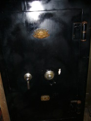 鍵屋さんの作業風景 １、古～い金庫の鍵開けに行ってきました。